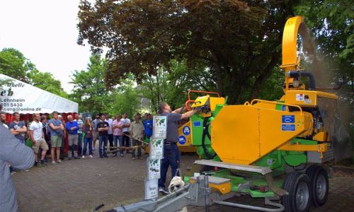 Beim gemeinsamen Rundgang auf der Baumpflegefachmesse erhalten alle Aussteller die Aufmerksamkeit der Teilnehmer für ihre Maschinen, Produkte und Dienstleistungen.